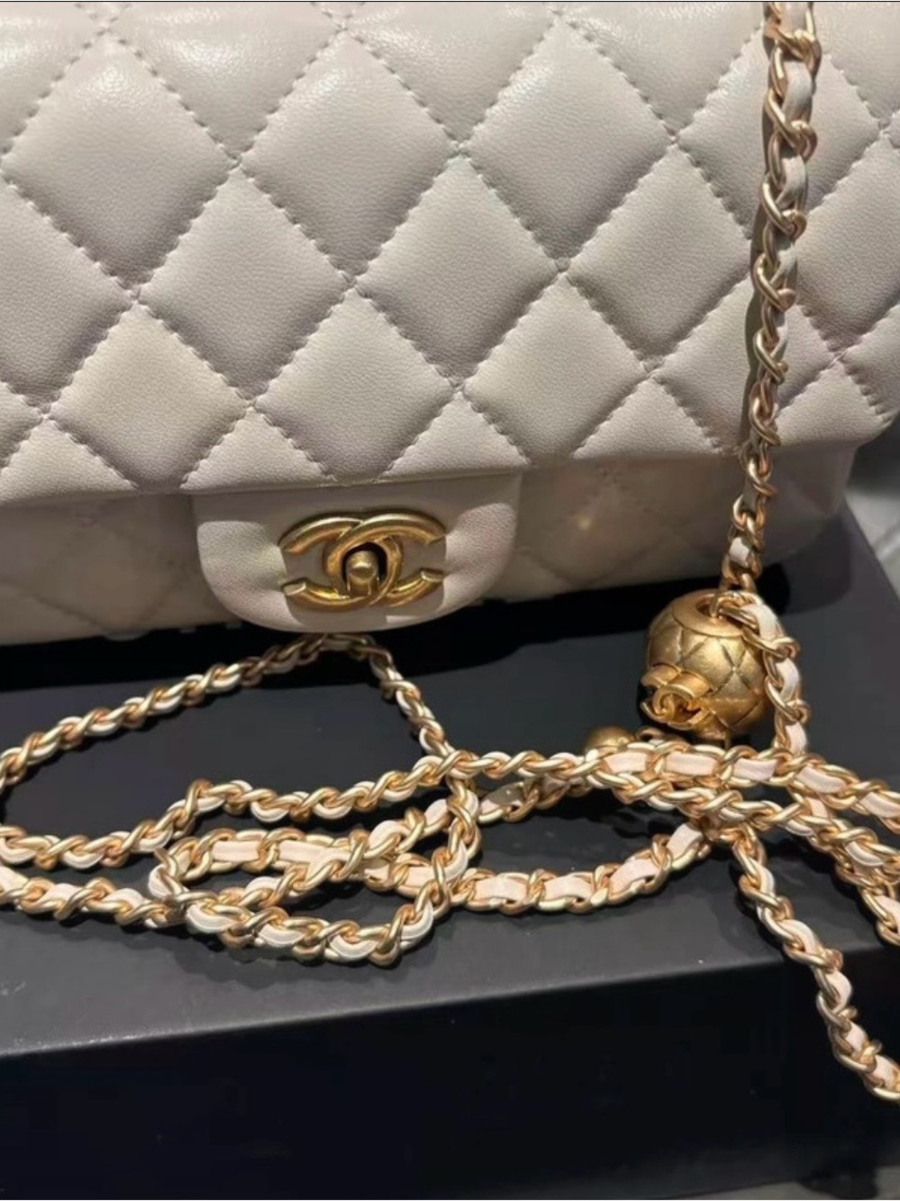 CHANEL Quilted Cream Lambskin Shoulder Bag with Gold Chain - Picture 4 of 7